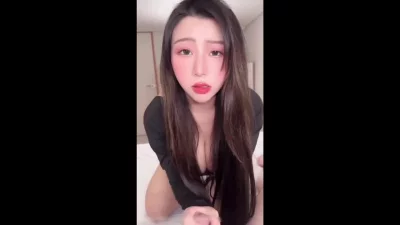 诱惑的不行，完美露脸小母狗的口活和女上位，反差！